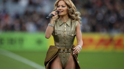 Rita Ora e hapi Kampionatin Botëror të Rugbyt me një performancë fantastike