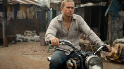 Charlie Hunnam, protagonist i serialit “Shantaram”