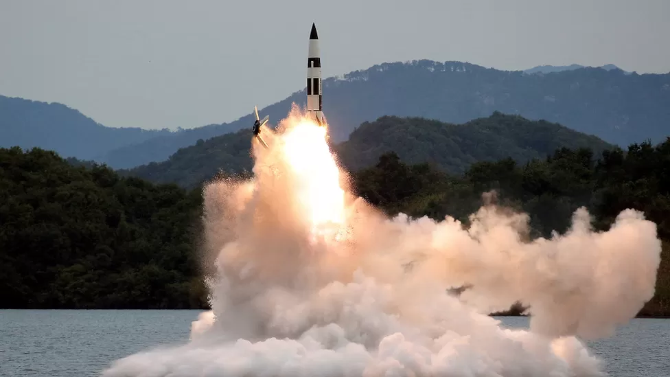 Koreja e Veriut: Lëshimet e raketave ishin simulim i sulmit bërthamor në Jug