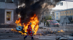Kievi zgjohet nga sirenat e alarmit, banorët kërkojnë strehim nga bombat
