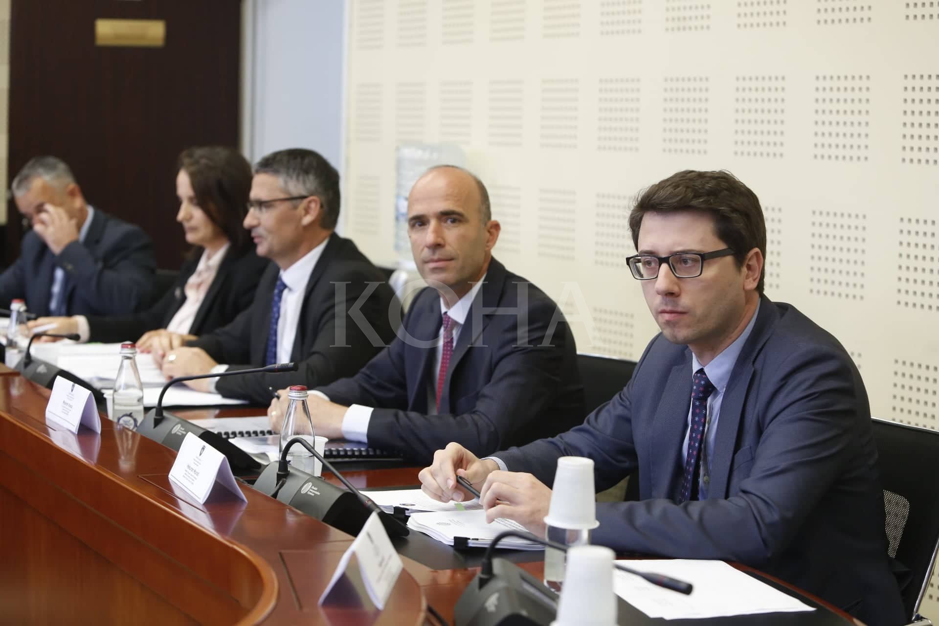 Ministri Murati thotë se rreth 200 serbë marrin paga pa shkuar në punë, premton adresim