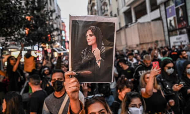 Ministri iranian pranon se studentët protestues po dërgohen në institucione psikiatrike
