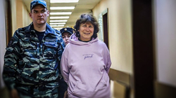 Rusja që la mesazh te varri i prindërve të Putinit rrezikon 5 vjet burgim