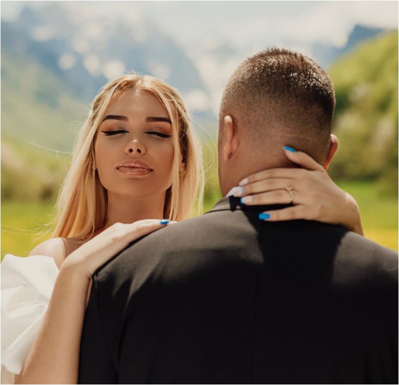 Genc Prelvukaj e Eni Koci bëhen prindër të një vajze