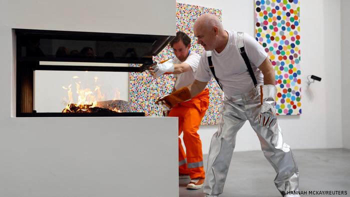 Damien Hirst në djegien e veprave të tij