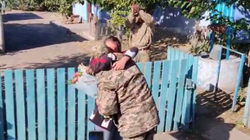 Ushtari ukrainas doli nga tanku dhe i propozoi të dashurës martesë [VIDEO]