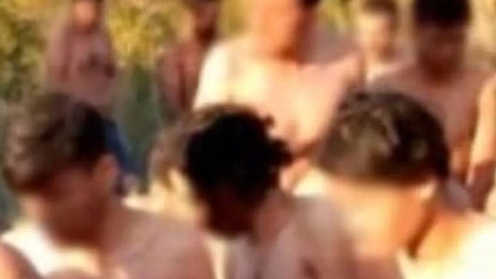 OKB-ja dënon imazhet e 92 burrave emigrantë të zhveshur në kufirin Greqi-Turqi