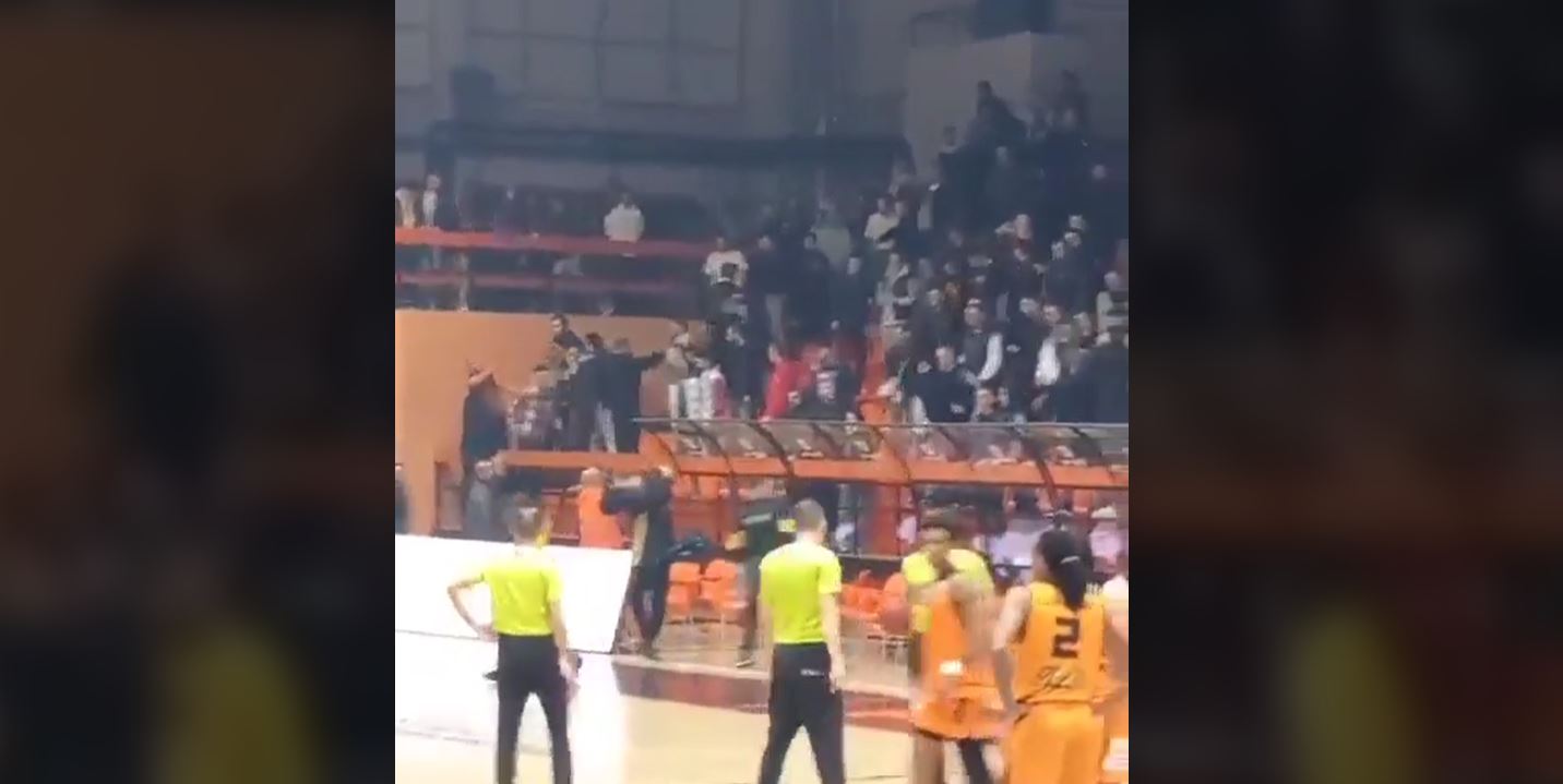 Tifozët e Bashkimit hedhin gjësende në drejtim të lojtarëve dhe stafit të Pejës