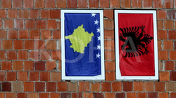Të miturit në Vushtrri vodhën dhe dogjën flamujt e Kosovës dhe të Shqipërisë