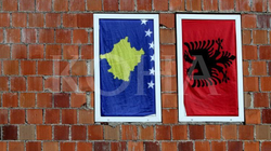 Të miturit në Vushtrri vodhën dhe dogjën flamujt e Kosovës dhe të Shqipërisë