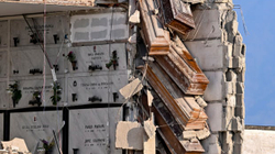 Arkivolet mbesin kacavjerrë në ajër pas shembjes së varrezës