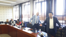 Përplasje mes deputetëve të VV-së e PDK-së, Beqa e Qalaj lëshojnë mbledhjen e Komisionit