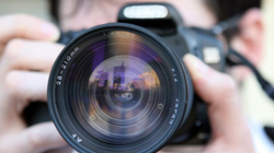Mitrovicasi ankohet se fqinji po i fotografon atë dhe familjarët