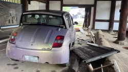 Punëtori përplas veturën në tualetin antik në tempullin japonez