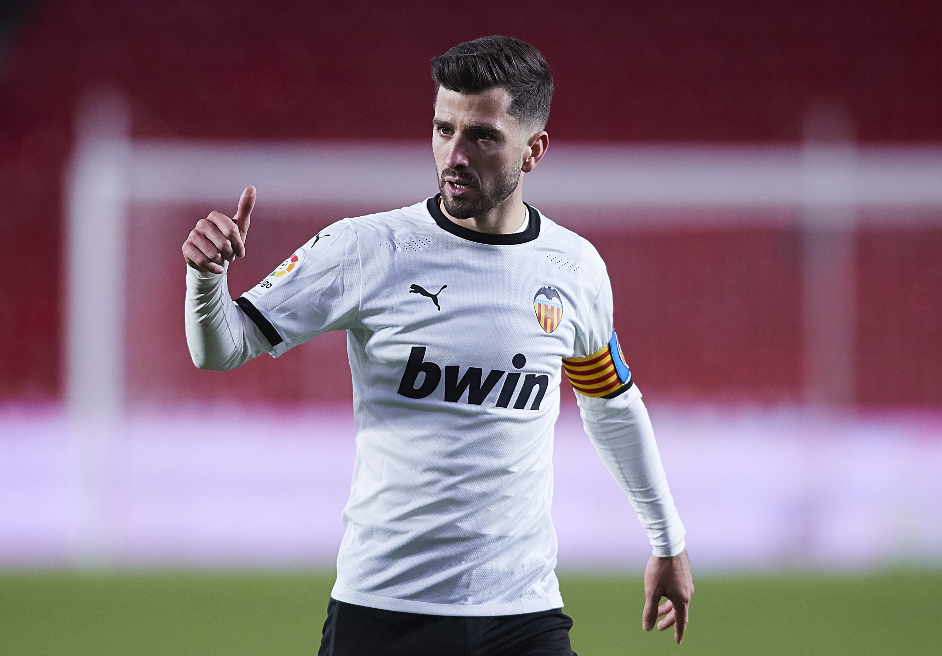 Gaya mbetet te Valencia, rinovon kontratën