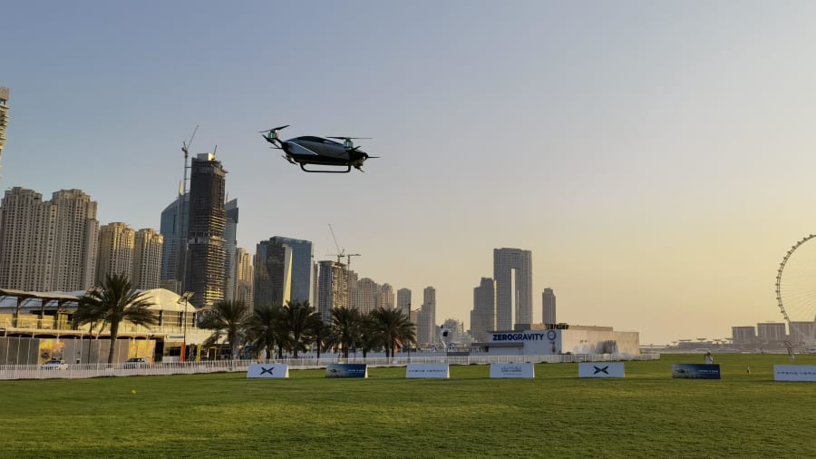 Veturat fluturuese kineze shëtisin në qiellin mbi Dubai