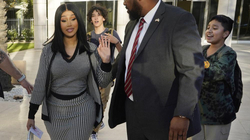 Cardi B fjaloset me avokatin gjatë një procesi gjyqësor, ndërpritet seanca