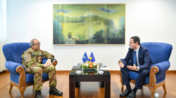 Kurti takohet me komandantin e ri të KFOR-it, bisedojnë rreth sigurisë në Kosovë