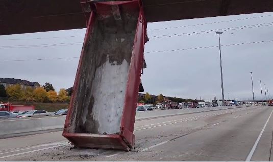 Rimorkio e kamionit mbetet nën mbikalim në një autostradë në Kanada