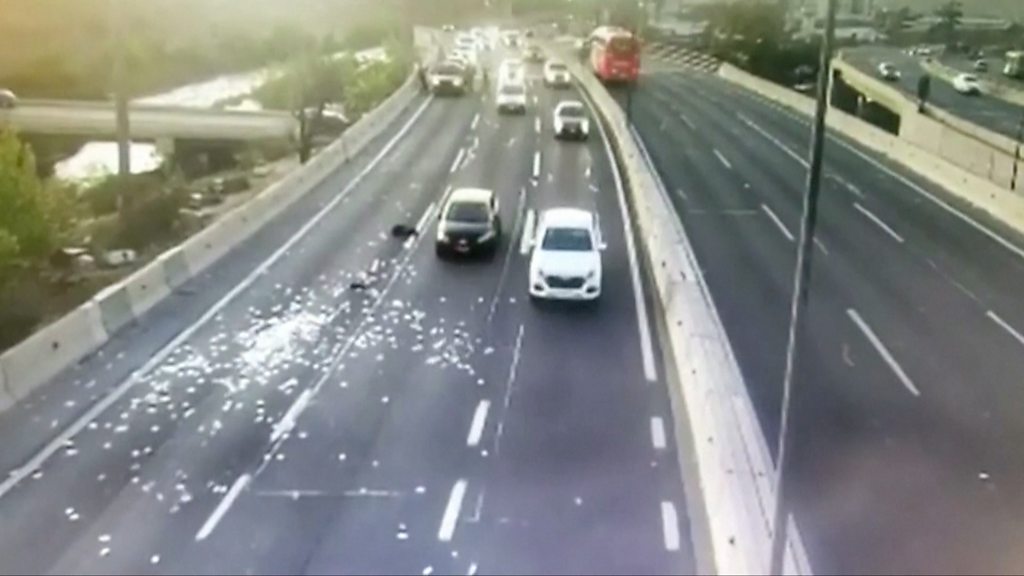 10,000 dollarë shpërndahen nëpër një autostradë në Kili nga vetura e grabitësve