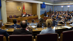 Parlamenti i Malit të Zi shkarkon dy ministra properëndimorë
