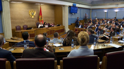 Parlamenti i Malit të Zi shkarkon dy ministra properëndimorë