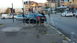 Aksident në Prishtinë, vetura godet shtyllën elektrike