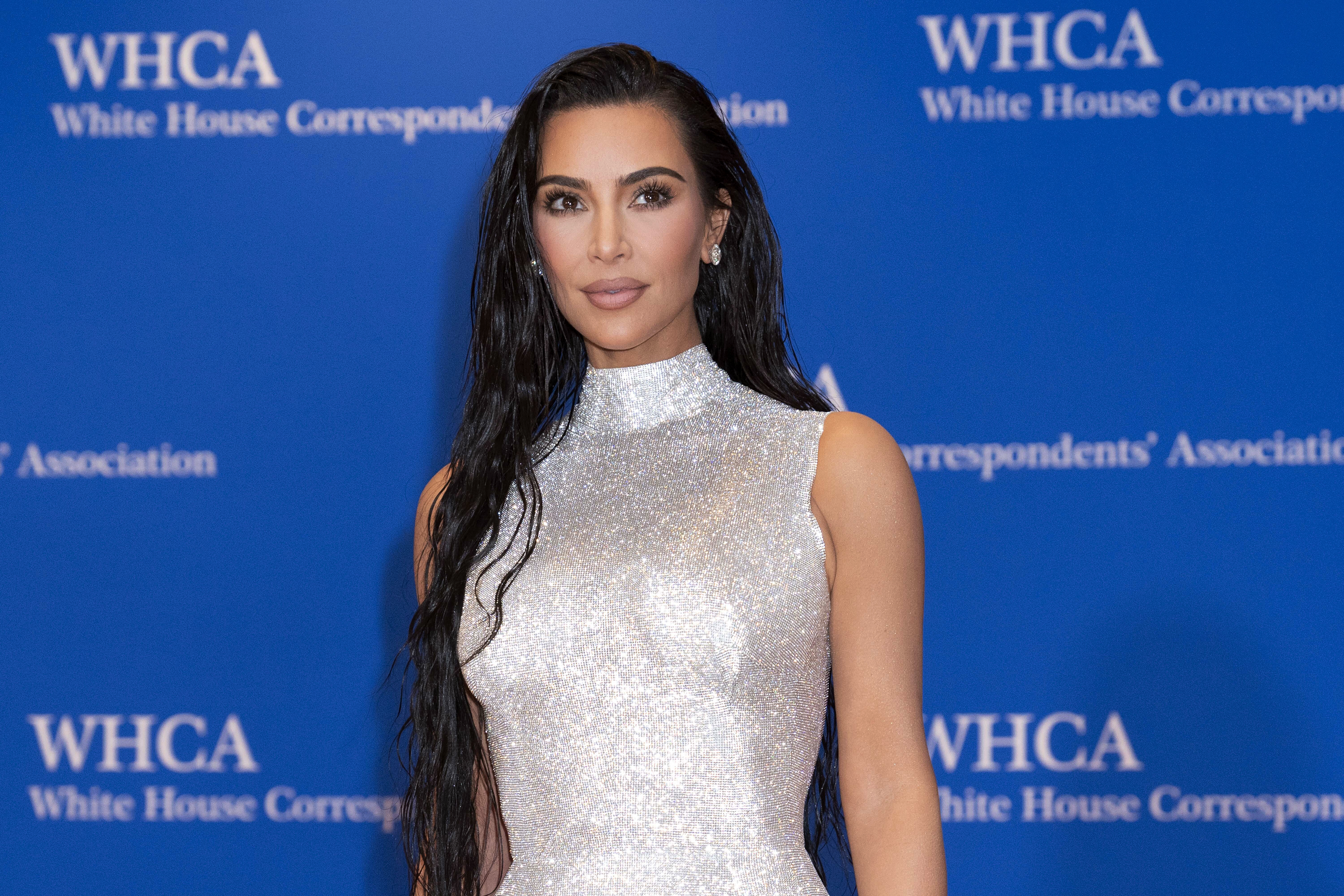 Kim Kardashian thyen heshtjen, shfaq përkrahje ndaj hebrenjve