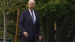 Bideni “humb rrugën” në oborr