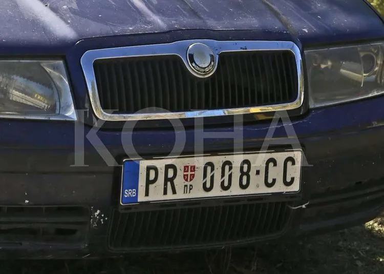 Serbia mburret me refuzimin e serbëve në veri për t’i ndërruar targat 