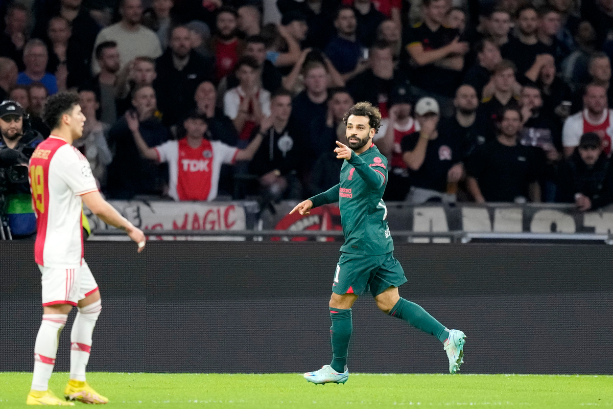Liverpooli fiton ndaj Ajaxit dhe kalon në fazën e nokautit