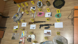 Antidroga e Policisë arreston tre të dyshuar si pjesë e një grupi kriminal, sekuestrohen drogë e para
