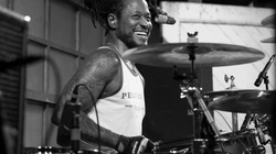 Vdiq D.H. Peligro, bateristi i bendeve “Dead Kennedys” dhe “Red Hot Chili Peppers”