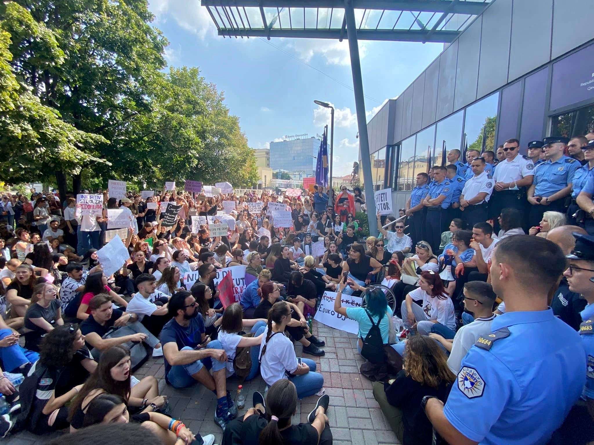 Paralajmërohen sërish protesta nëse nuk merren parasysh kërkesat për mbrojtje ndaj grave