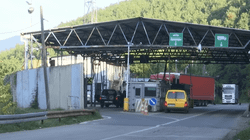Barrikadat u larguan, por pikat kufitare në veri janë ende të mbyllura