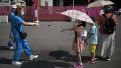 Japonia shpërndan çadra që mbrojnë fëmijët nga dielli