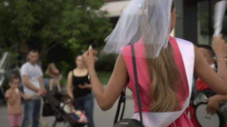 Shqiptarët në diasporë: Familjet duan të vendosin për martesat e tyre - të rinjtë i luftojnë