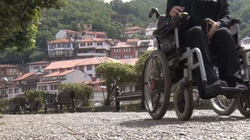 Personat me aftësi të kufizuara kërkojnë heqjen e pengesave në trotuaret e Prizrenit