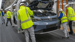 VW-ja synon ta përshpejtojë planin për vetura elektrike që të tejkalojë Teslan