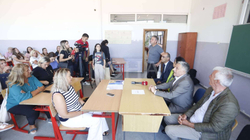 Mësimdhënësja i drejtohet Jasharajt: Bëhu burrë e trim, shtrije dorën