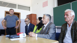 Kurti shpërndan libra në Podujevë, Jasharaj përplaset me kundërshtarët e grevës në Prishtinë