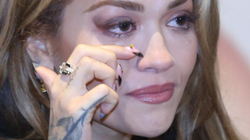 Rita Ora përlotet teksa flet për 11-vjeçaren e dhunuar në Kosovë