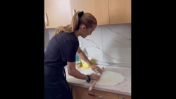 Rita Ora gatuan byrek në Tiranë: M’ka mësu mami [VIDEO]
