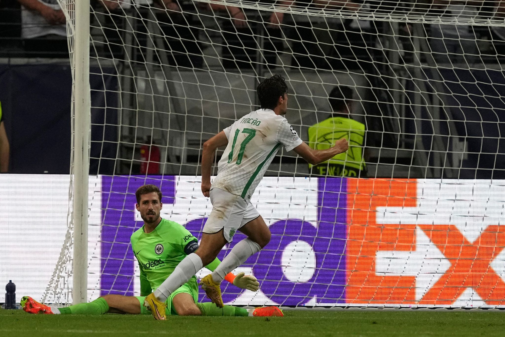 Sportingu shkëlqen në pjesën e dytë, fiton bindshëm ndaj Frankfurtit