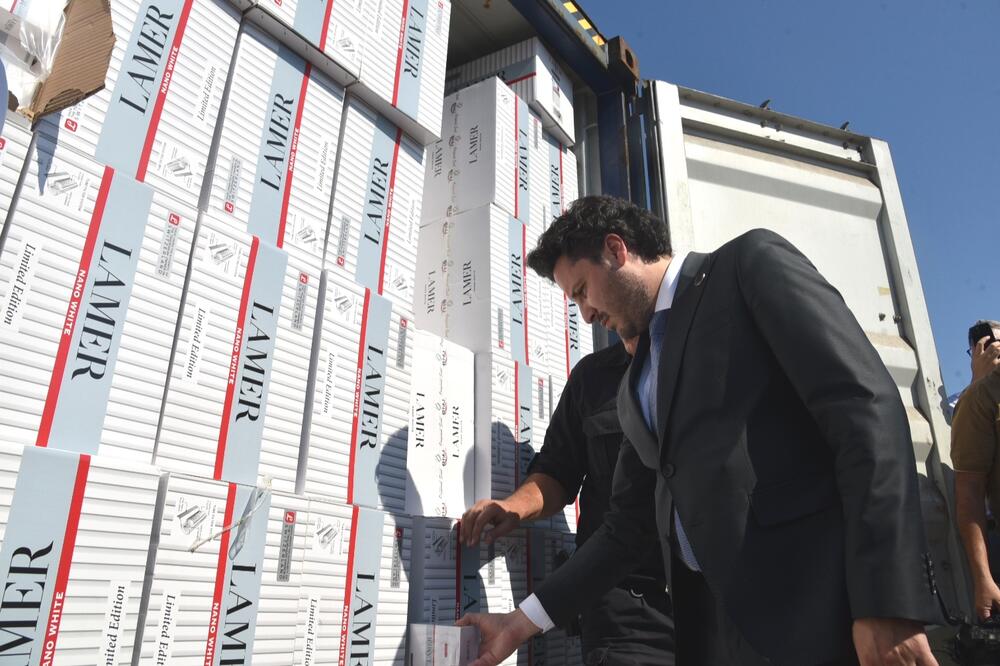Konfiskohen mbi 5000 paketa duhan në Mal të Zi, Abazoviq: Garës mes së mirës dhe së keqes