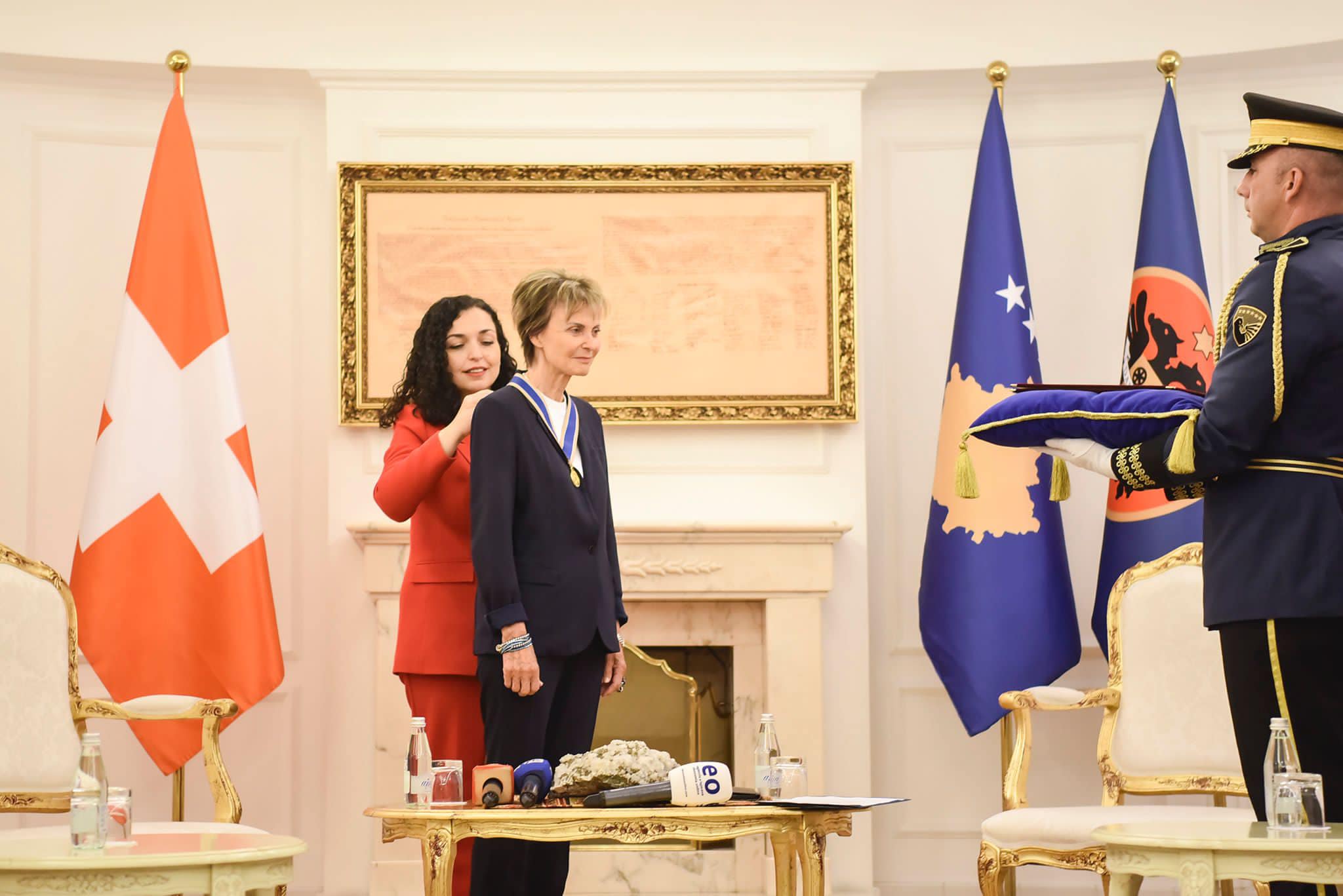 Osmani dekoron me Urdhrin e Pavarësisë ish-presidenten e Zvicrës