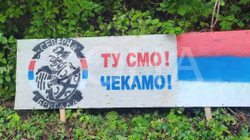 Një afishe në serbisht shfaqet në vendin ku u vra Enver Zymberi