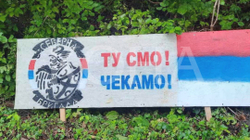 Një afishe në serbisht shfaqet në vendin ku u vra Enver Zymberi