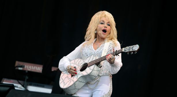 Dolly Parton drejtoi homazhet e artistëve amerikanë për Mbretëreshën Elizabeth ll