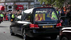 Arkivoli i mbretëreshës Elizabeth II niset drejt Edinburgut, mijëra qytetarë në rrugë